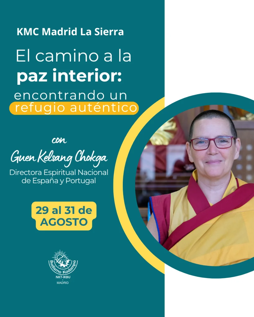 Practicantes reunidos durante la ceremonia de votos de refugio en un entorno sereno, parte del retiro “El camino a la paz interior” del Centro Budista Kadampa.