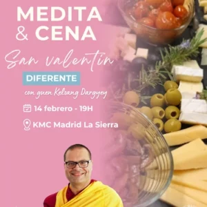 Cartel promocional de “Medita & Cena – San Valentín”, un plan diferente con guen Kelsang Dargye, el 14 de febrero a las 19 h en KMC Madrid La Sierra. Fondo rosa con imagen de comida vegetariana tipo aperitivo (quesos, aceitunas y tomates) y retrato del maestro kadampa con túnica amarilla y roja en la parte inferior.