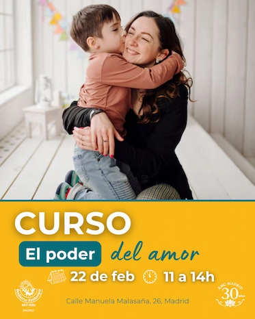 Una madre sonriente abraza con cariño a su hijo pequeño en un espacio interior luminoso y acogedor. En la parte inferior, un banner amarillo anuncia “Curso: El poder del amor – 22 de feb · 11 a 14h”, con la dirección “Calle Manuela Malasaña, 26, Madrid” y los logotipos del KMC Madrid y su 30º aniversario.
